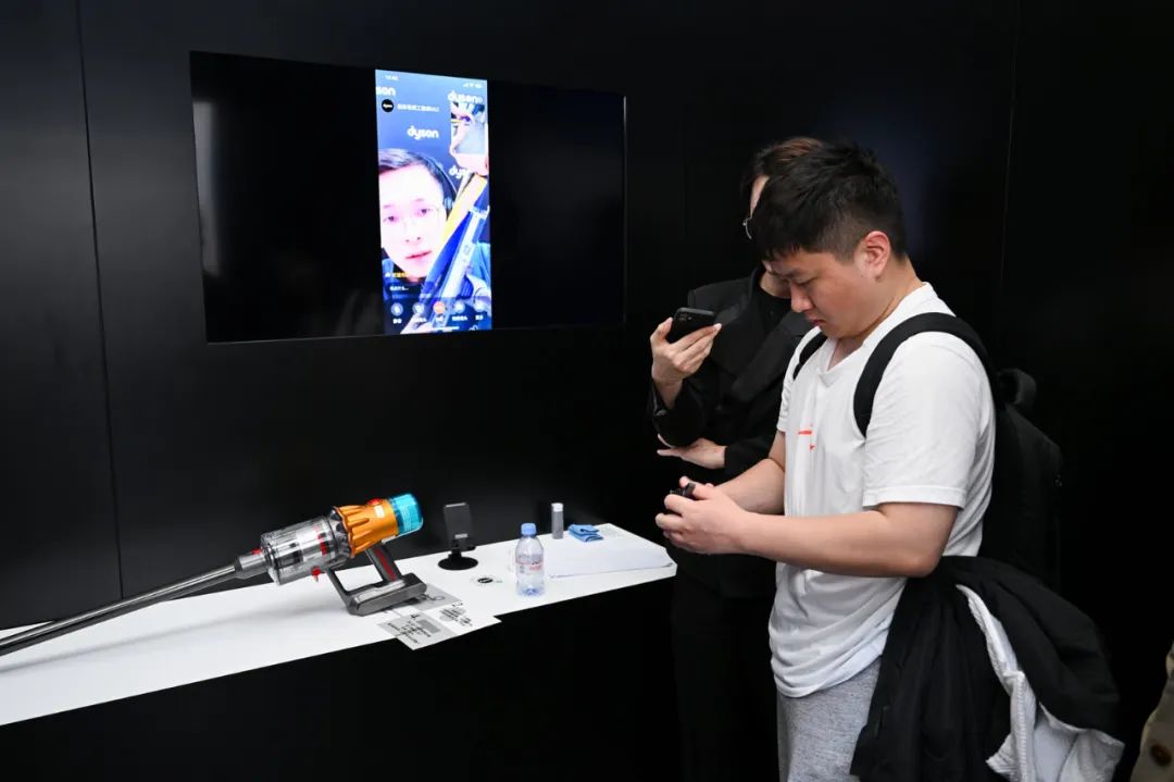 戴森吸尘器配的洗地刷头是正品吗,戴森吸尘器有洗地的功能吗