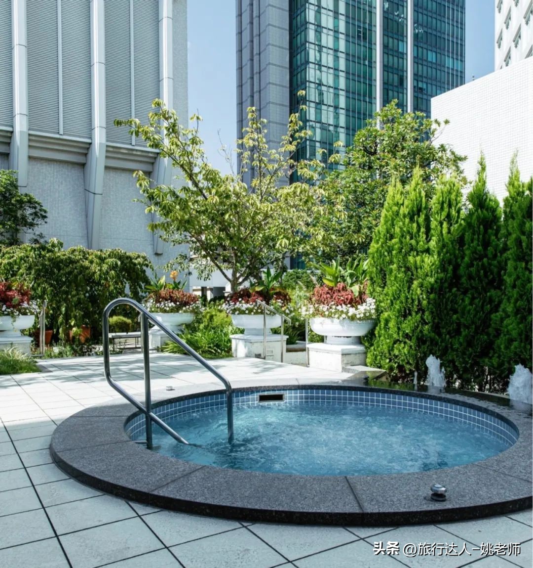 日本丽思卡尔顿酒店阴雨天高级感,大阪奢华酒店