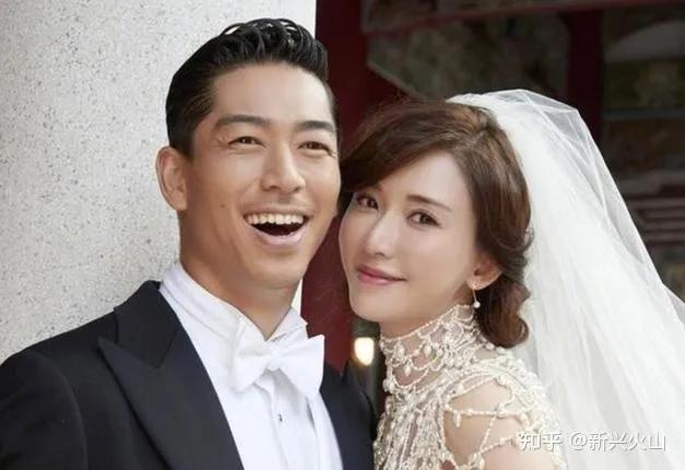 林志玲长腿变成x型腿,林志玲跪坐剧照