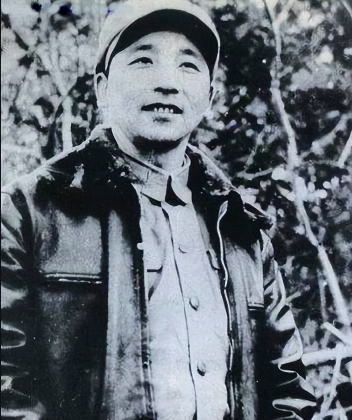 他们曾任军长，资历不浅，完全可以授中将、少将，为何只授大校