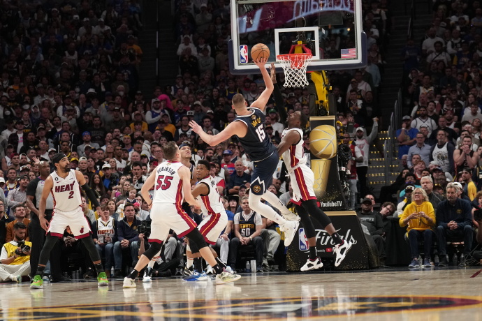 约基奇连续两场只差1助获三双,约基奇40分7板13助