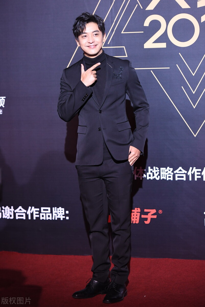 演员李佳航近况,李佳航为国足发声照片