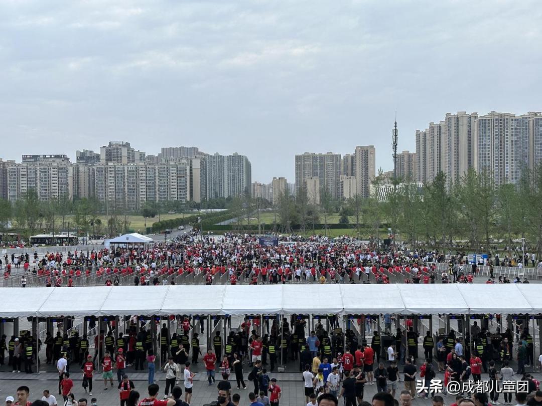 老球迷泪流满面,老球迷已泪流满面