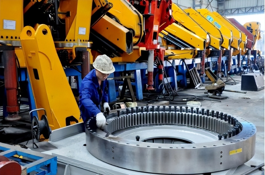 中国高级技工缺2200多万，本科生毕业没工作，技校招生却无人问津