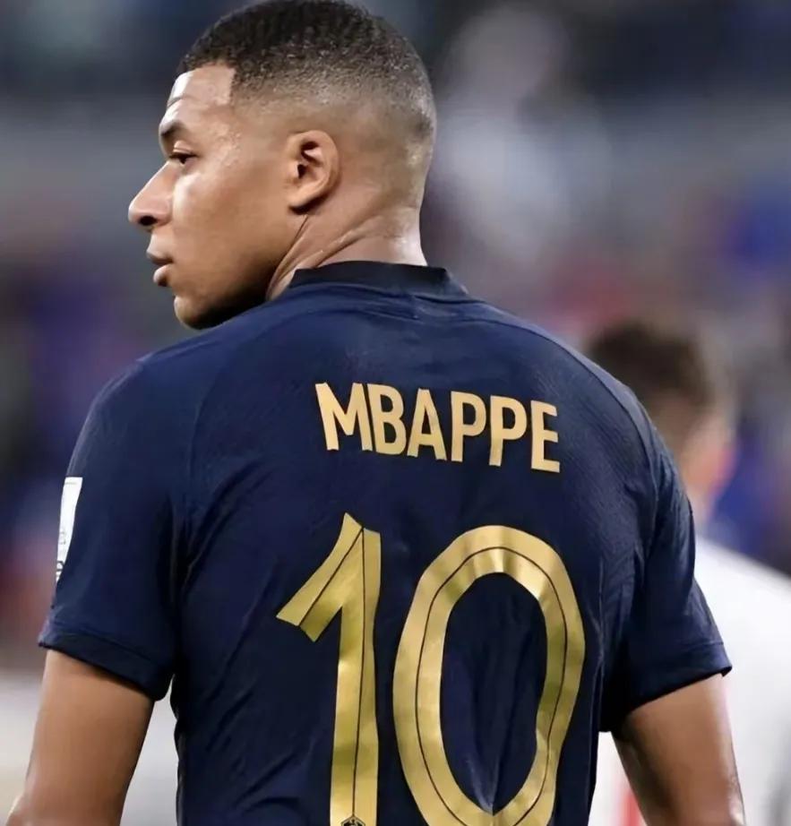 点球大战顶住压力罚进第一球,点球大战第三粒进球瞬间