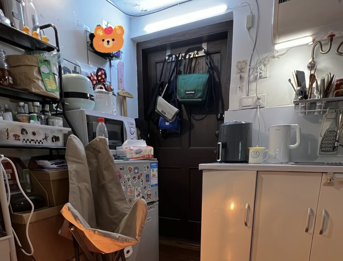 上海独居女生晒真实生活：总共8㎡，洗衣机当桌子，网友：窒息