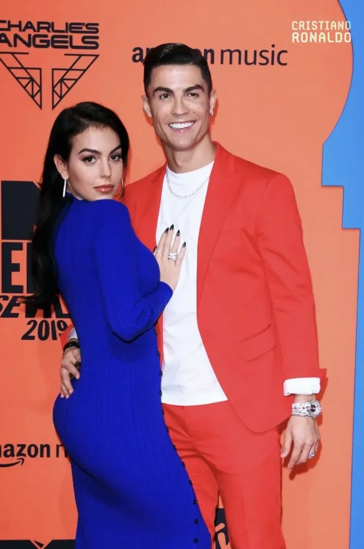 c罗与乔治娜红蓝情侣装,从柜姐到富豪女友