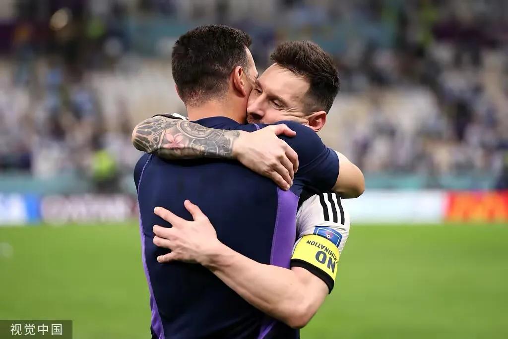 6年前梅西萌生退意，两个人极力挽留他，如今三人并行举起金杯…