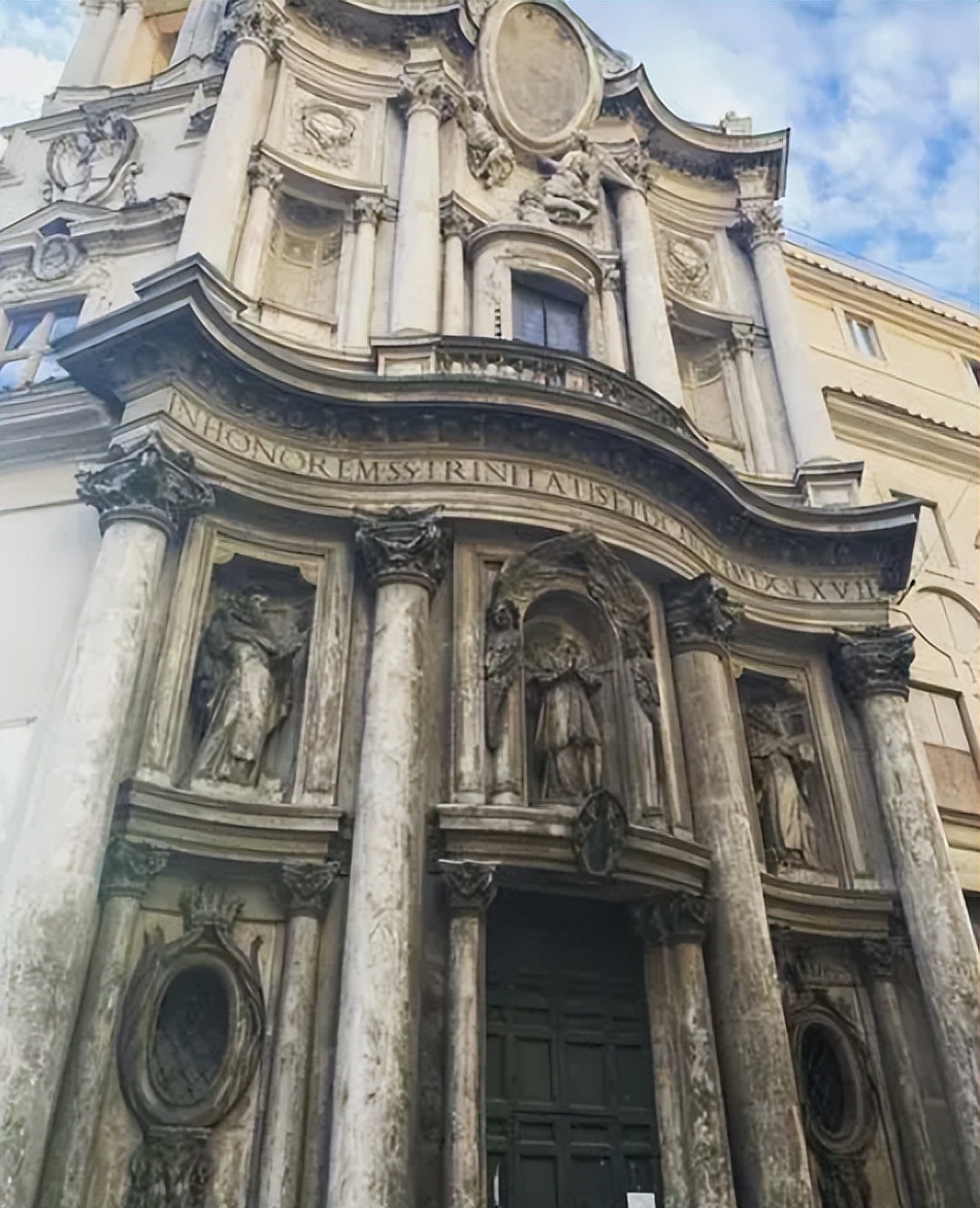 圣卡罗教堂以四座喷泉而闻名，承载着文艺复兴时期的宗教背景