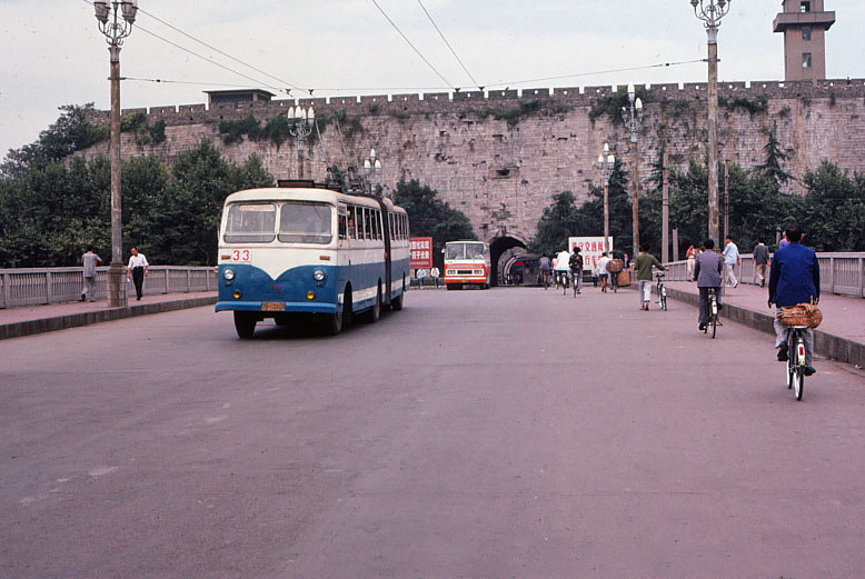 老照片历经沧桑变迁的南京城,80年代的南京城一秒带你穿越