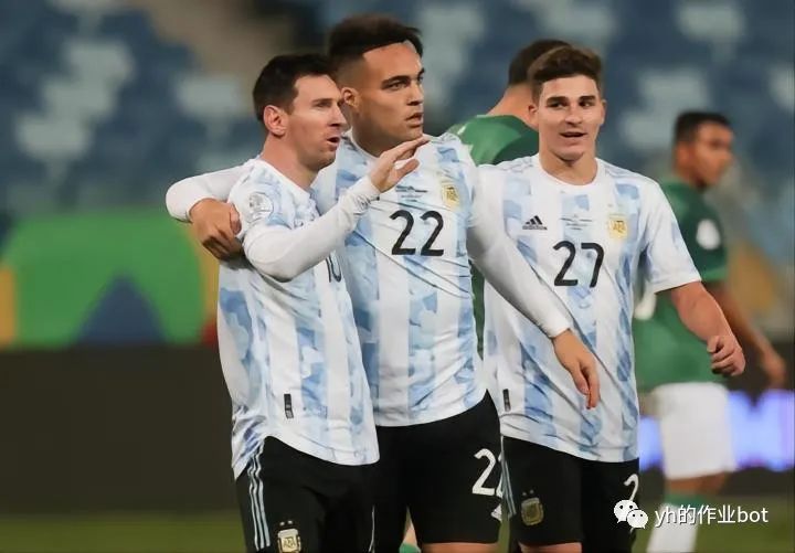 梅西夺冠后三个儿子球场踢球,梅西与迷弟球员踢球