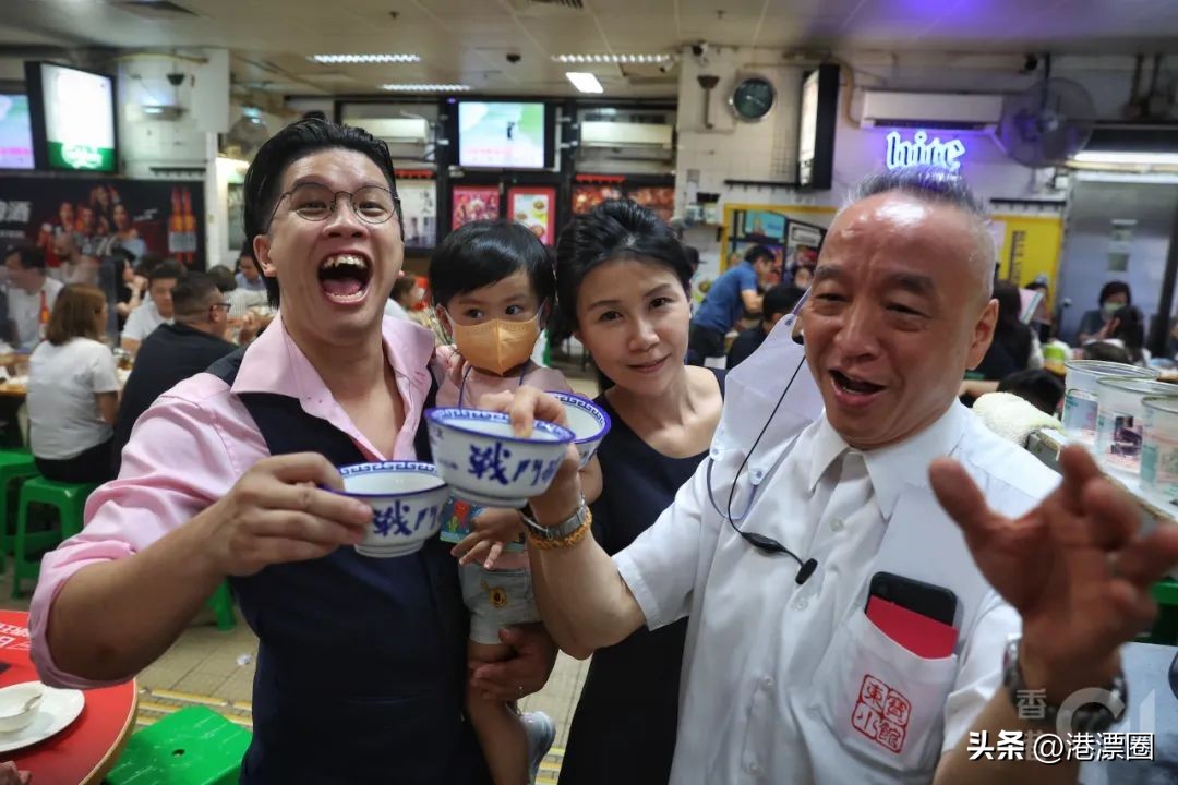 一家店铺宣布关门整条街,一家店突然停业了