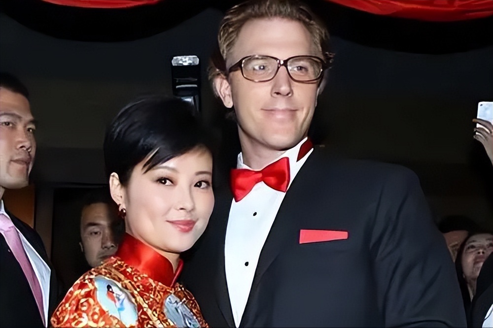 露*裤底**、露下乳、穿渔网内衣，女星们的穿着真的可以随心所欲吗？