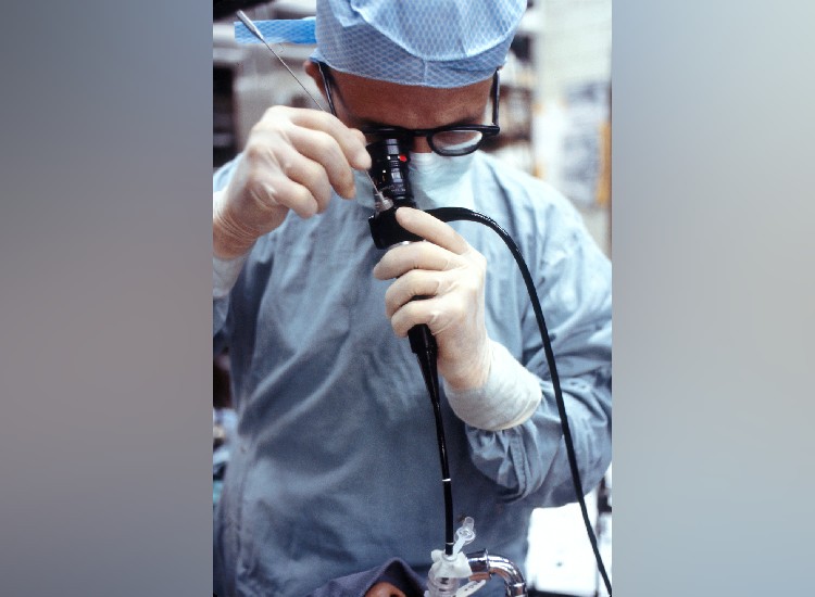 吃活章鱼被卡在喉咙里,章鱼卡住喉咙