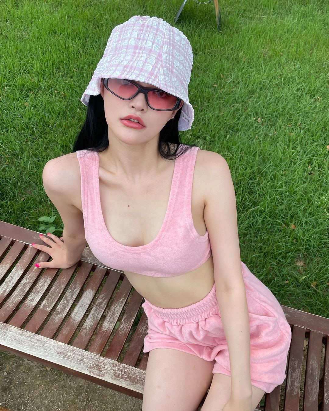 韩国女团顺伊晒吸烟照遭网友批评，对此她火辣回呛“管我抽不抽”