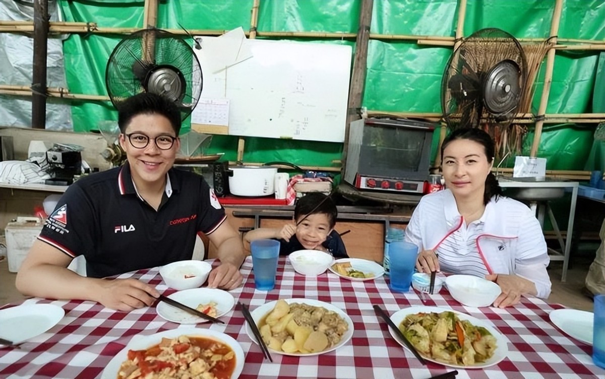 郭晶晶卖货直播,郭晶晶要自己赚钱养家吗