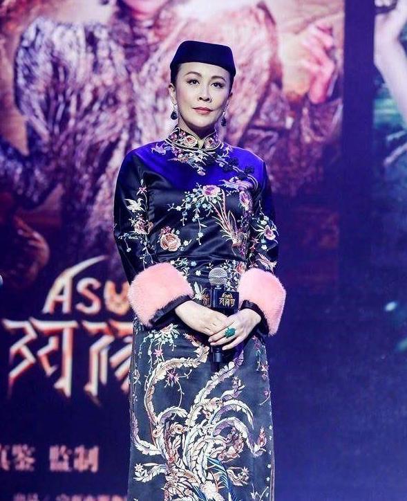 刘嘉玲关晓彤同框,穿旗袍大秀窈窕好身材