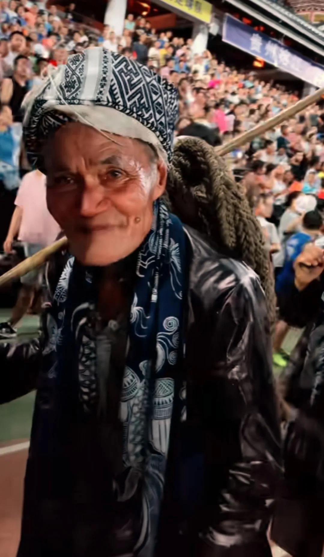 村超少数民族时装秀完整版,村超上演民族服装秀