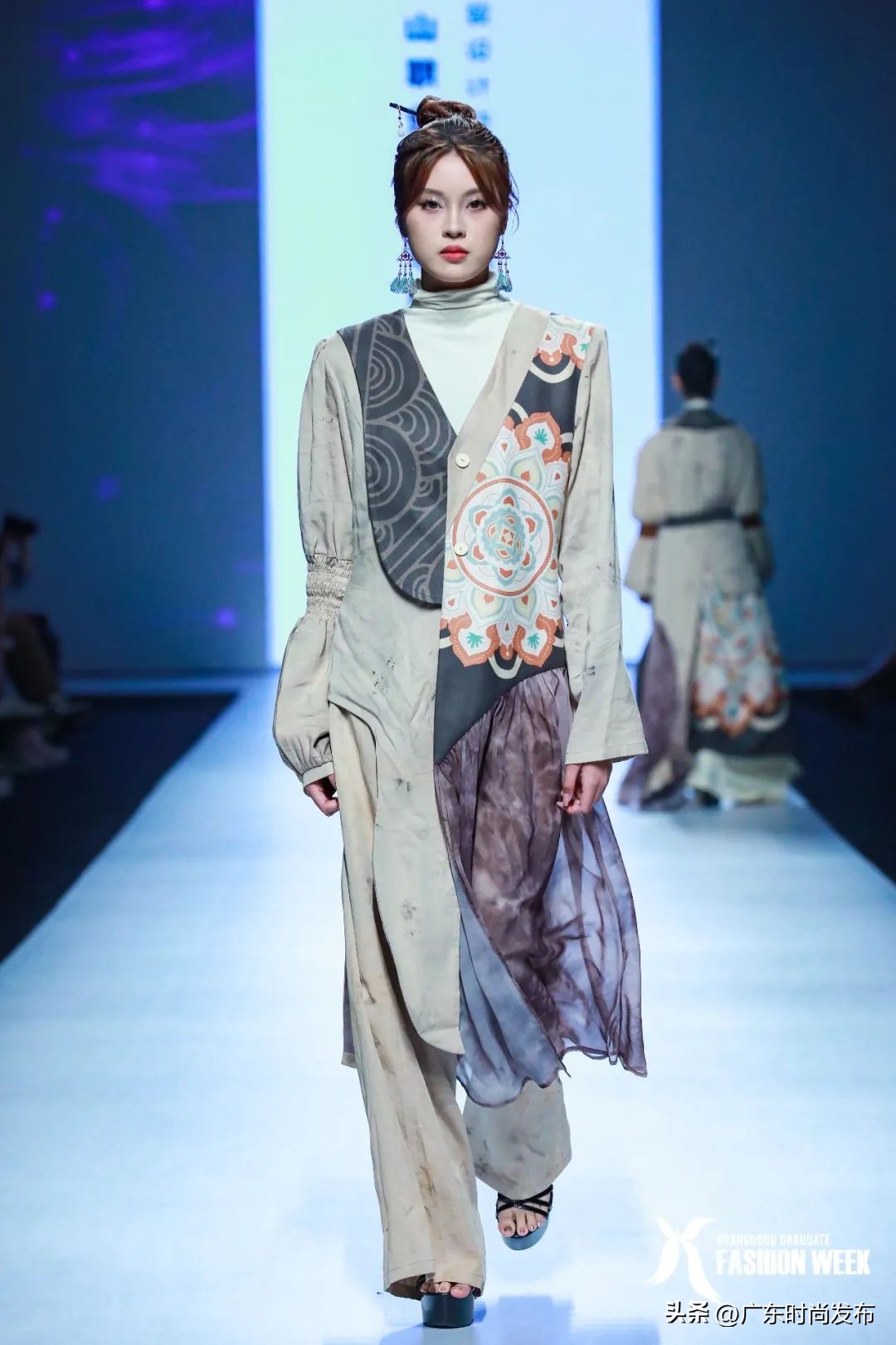 独特思维探寻时尚奇幻世界!中山职业技术学院服装设计毕业作品展演——2023中国(广东)大学生时装周
