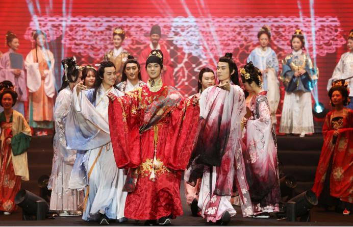 2023世界华服大会品贡茶悦宣恩