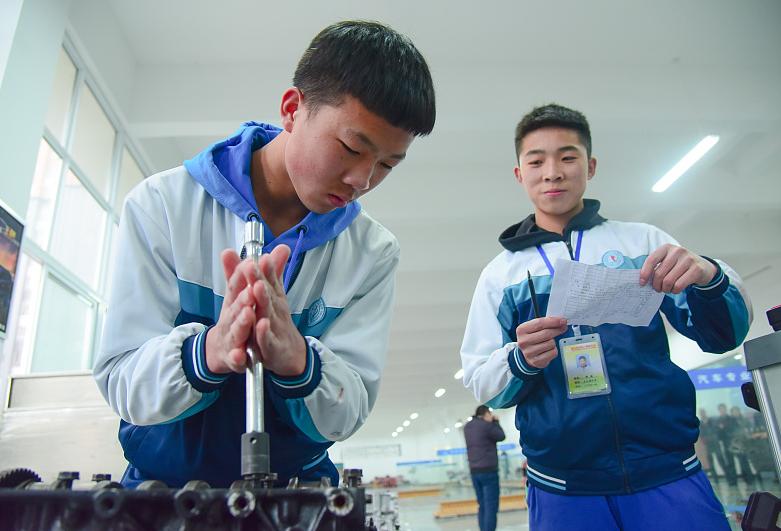 中专刚刚毕业出来想学个手艺,职校的学生醒悟了开始努力学习