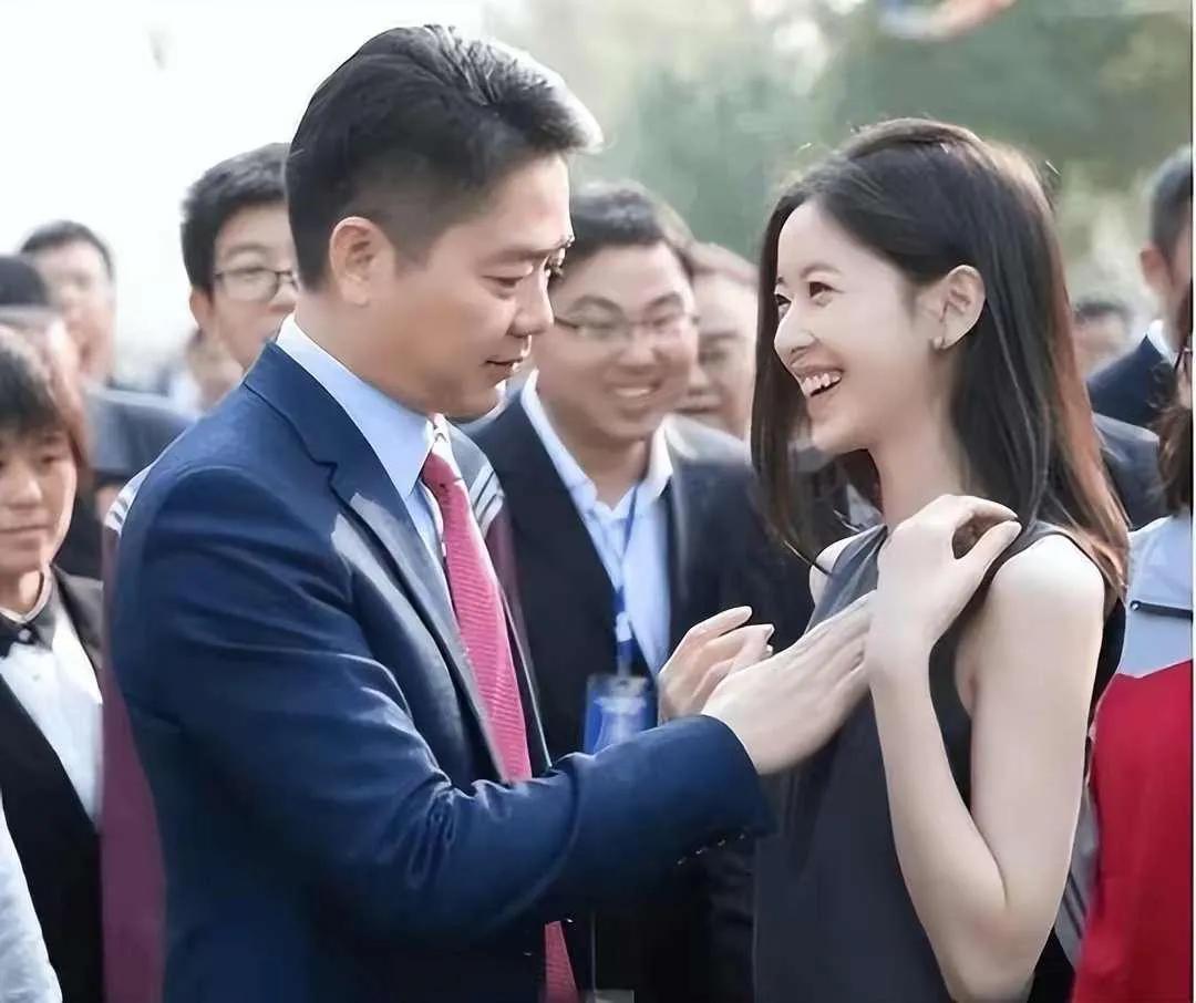 刘强东和奶茶妹在美国,刘强东带奶茶妹回老家视频完整版