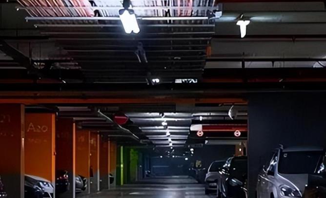 28岁女子惨遭袭击，车内充满不明液体，*体下**受伤严重