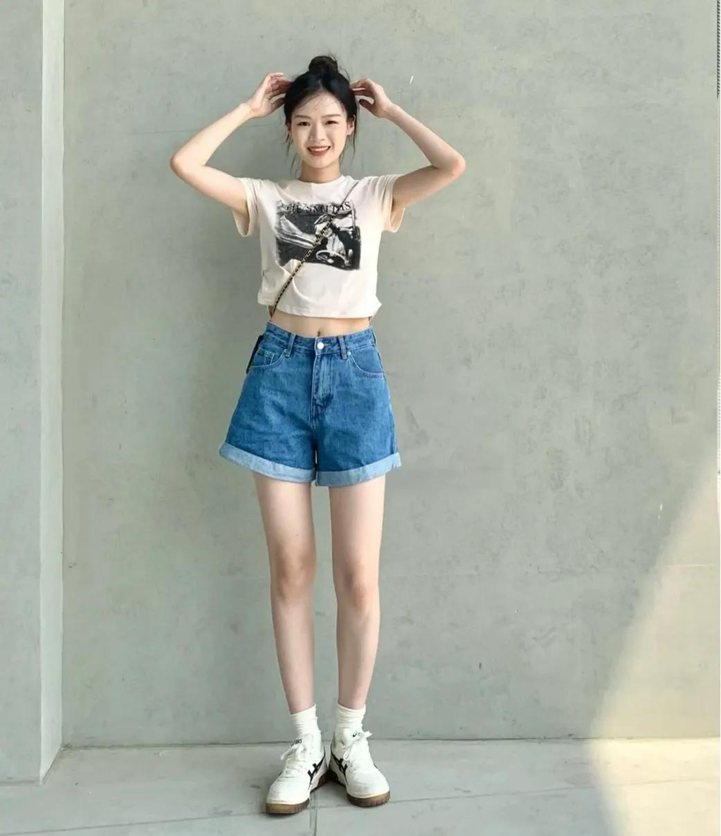 20组牛仔短裤穿搭示范：实穿又百搭好看又好学