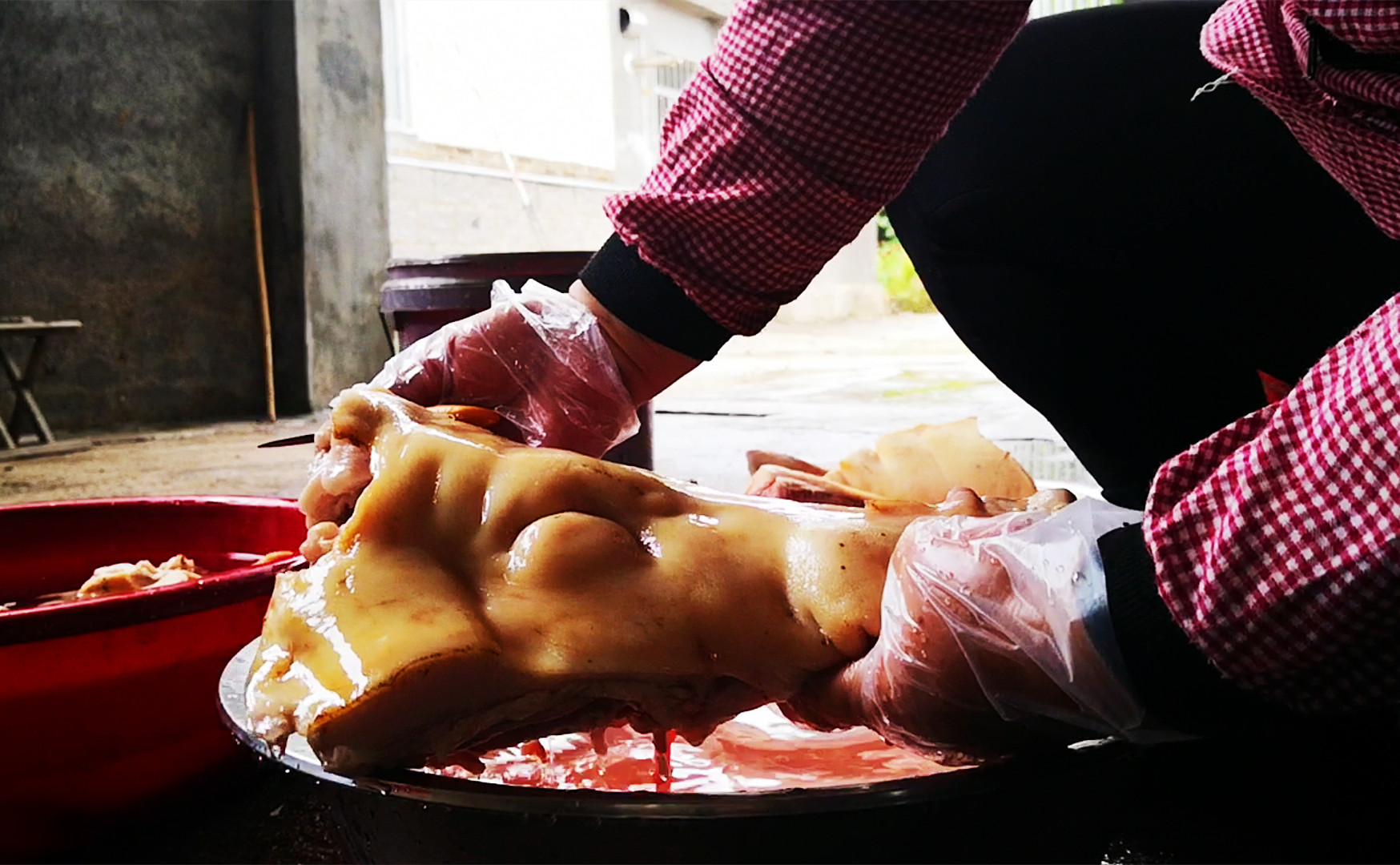 下雨天，朋友买来一套猪下货，鲜香美味，都是硬货，朋友们吃美了