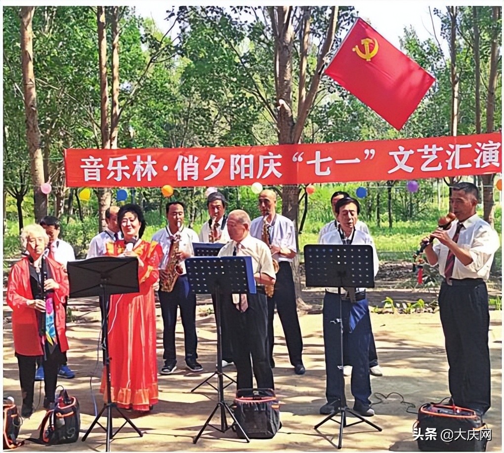 学特长、做公益、搞义演乘风湖畔“音乐林”有群文艺人