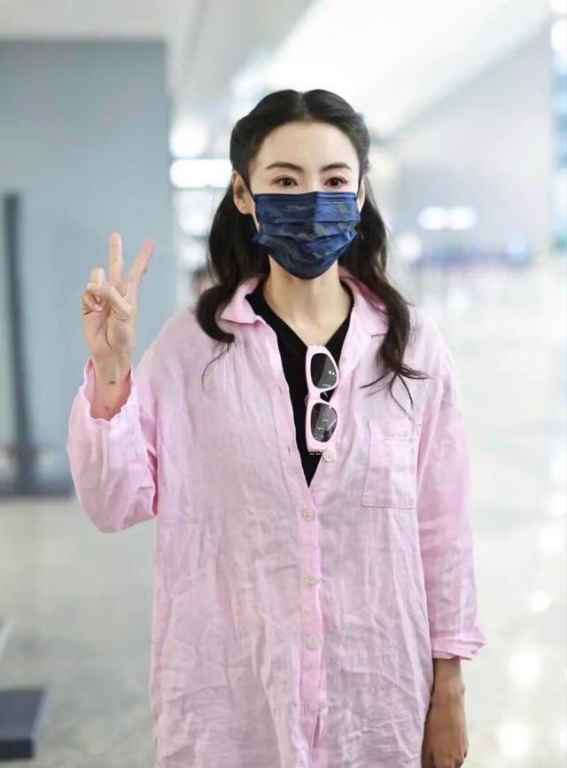 张柏芝穿衣搭配急转直下,张柏芝绿色针织衫配背带裤