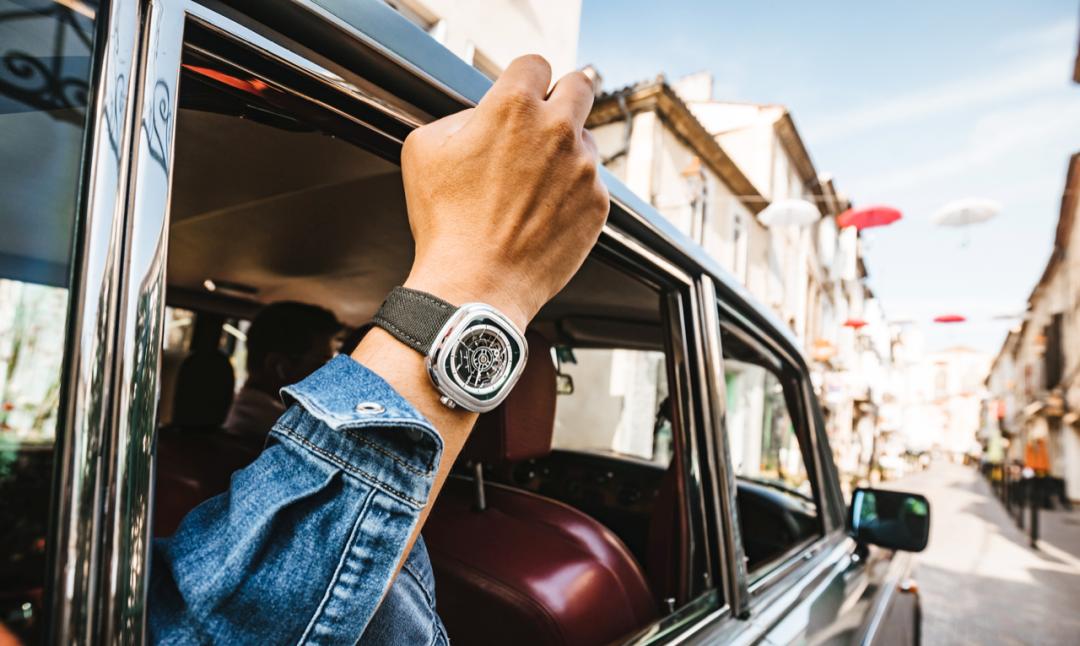 年轻人戴什么表比较合适,年轻人戴机械表还是智能表