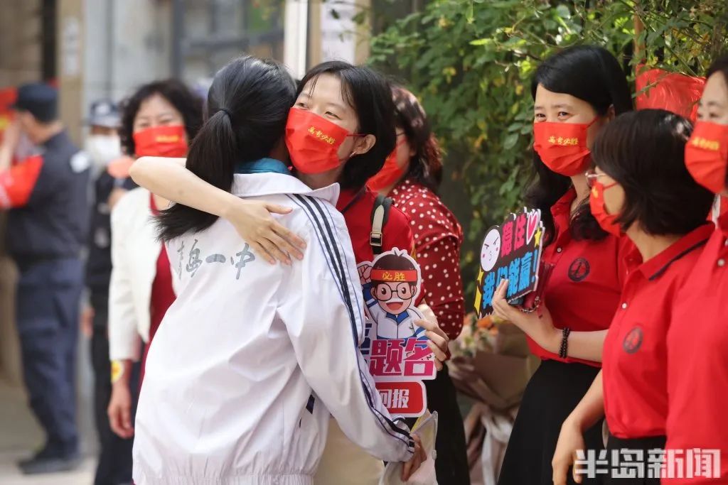 刚刚，青岛5万多勇士霸气走进战场！少年，此去何求？夺盛名、拔头筹、争魁首、独占鳌头！