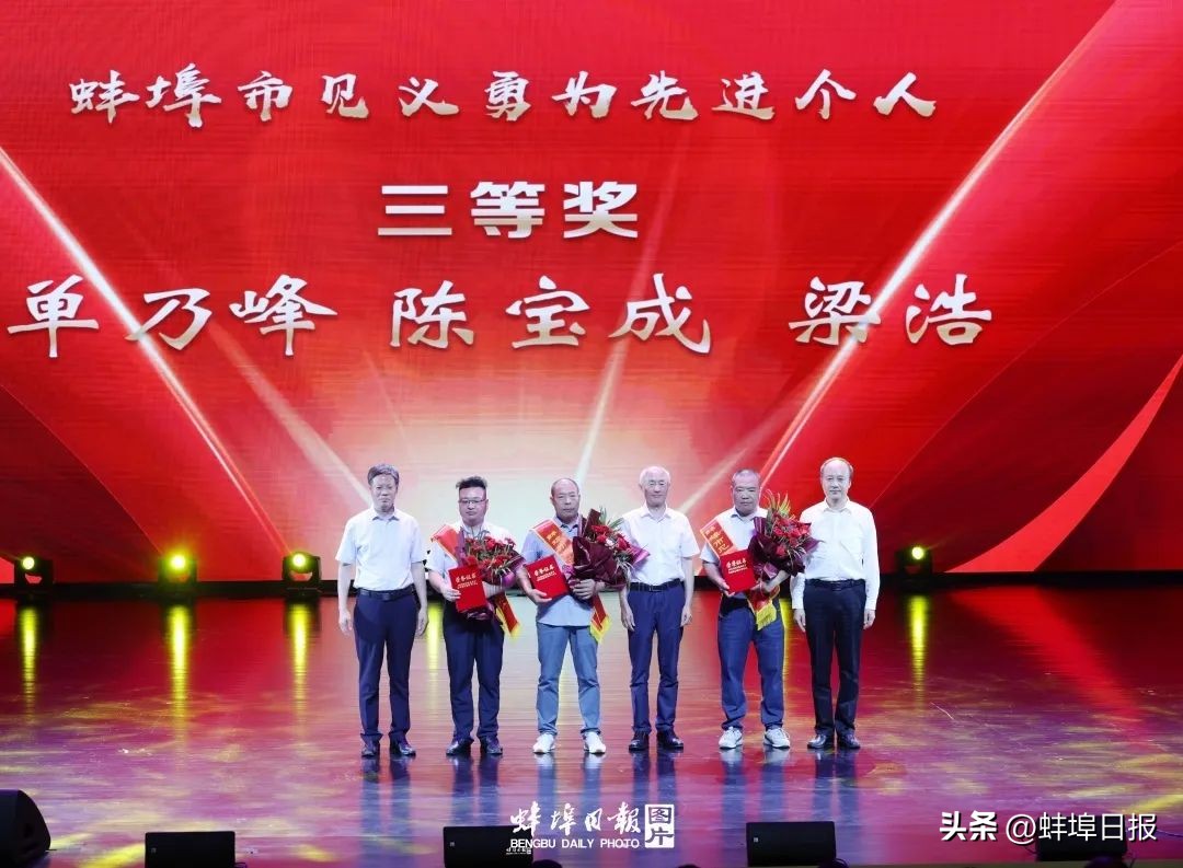 致敬英雄缅怀前行,缅怀英雄向他们致敬