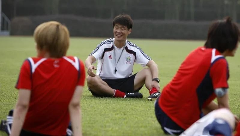 中国女足现任主帅是谁,中国女足历届主教练