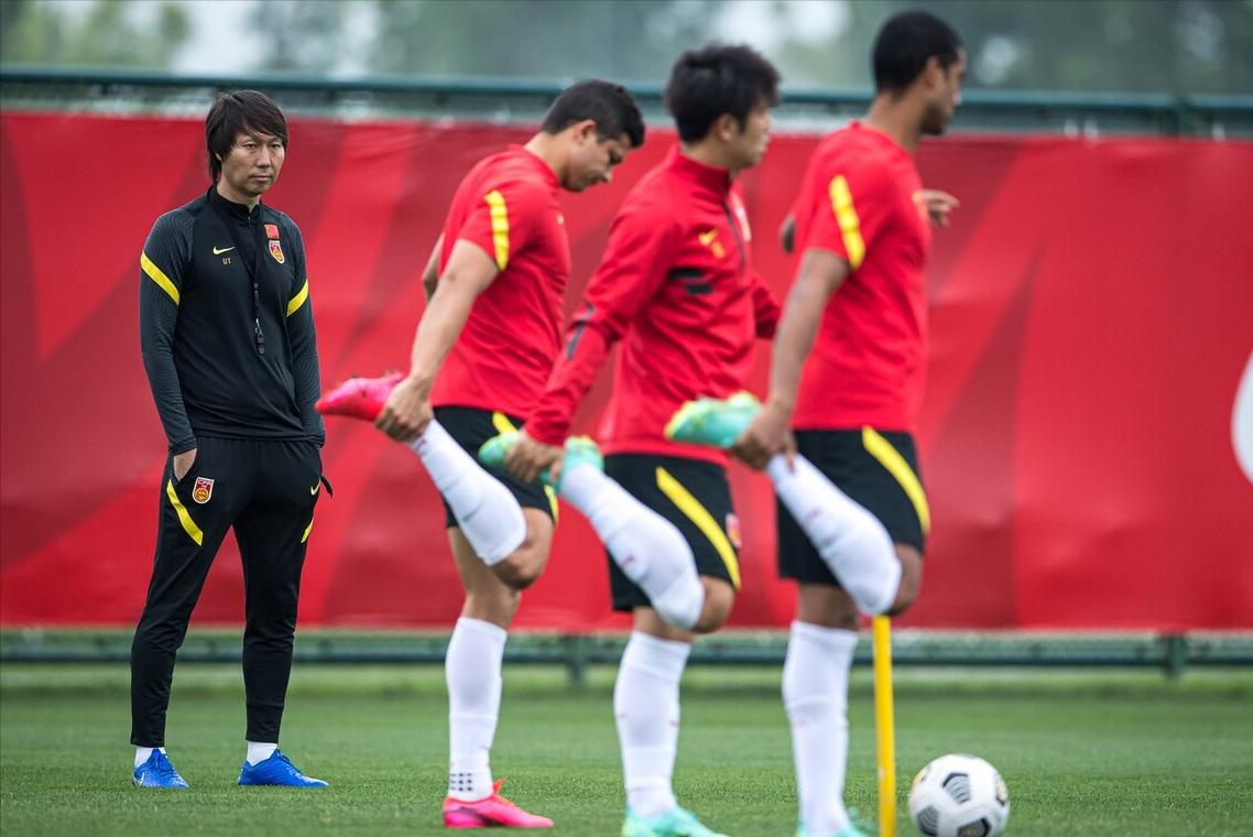 李铁放弃两人或再归化一人,李铁不让归化球员上场的原因