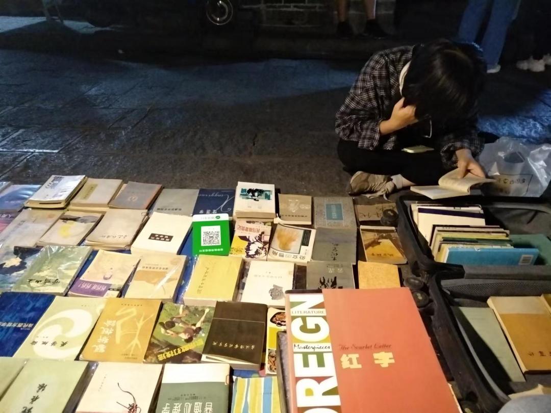 我在路边摆地摊,摆地摊卖旧书有市场吗