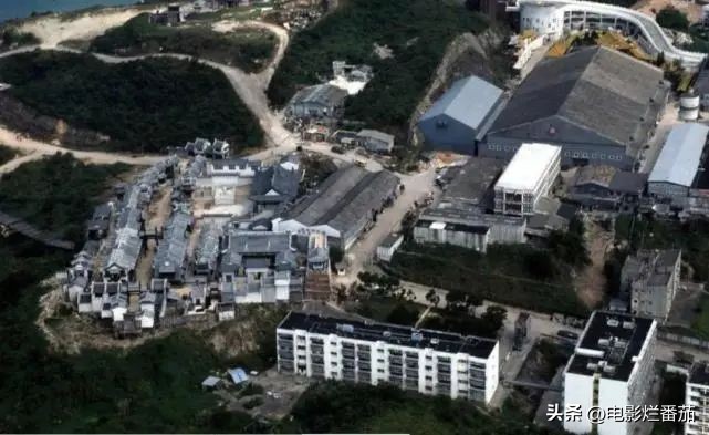 80年代风起云涌，90年代枭雄辈出，香港电影终在2002划上不甘句号