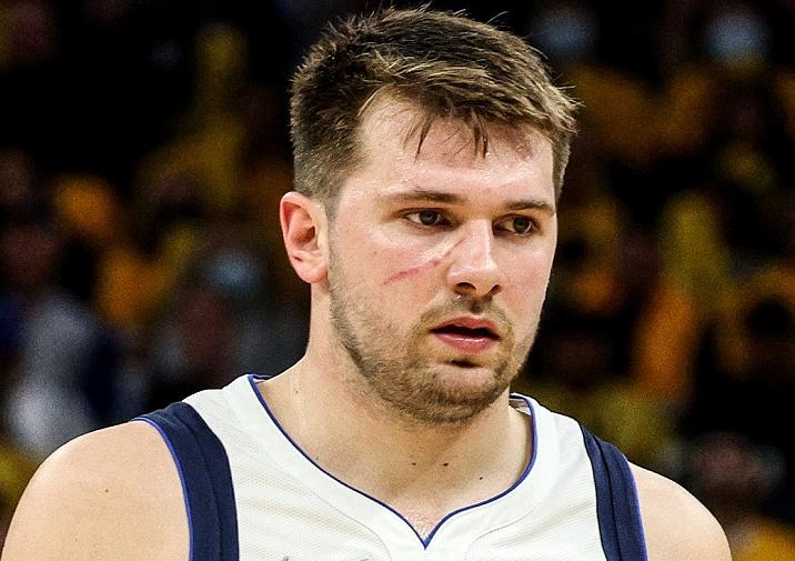 深度水花兄弟维金斯,勇士维金斯摔倒视频