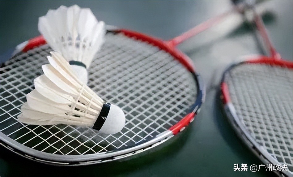 打羽毛球不慎击中队友眼睛，该赔么？