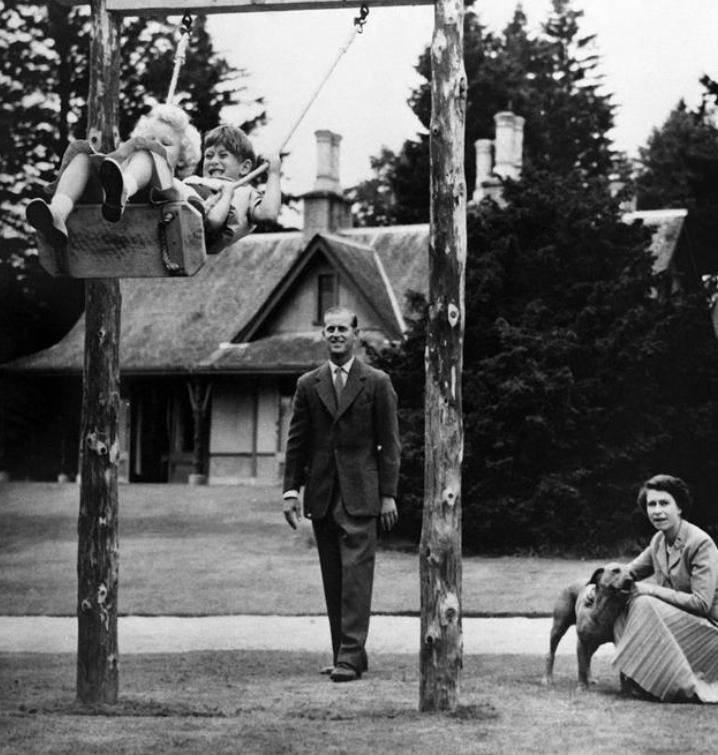 查尔斯怀念菲利普亲王,英国国王查尔斯悼念父亲