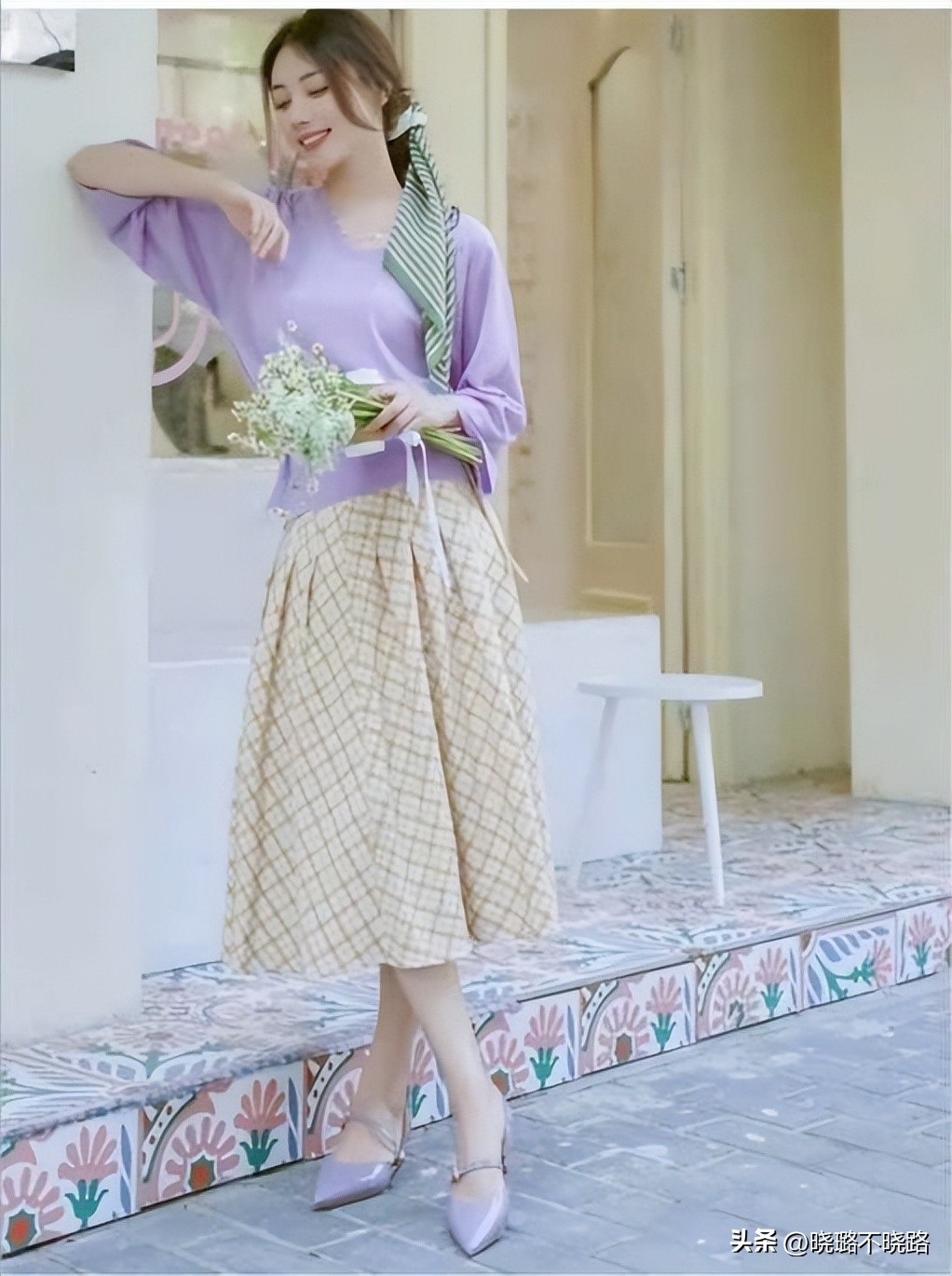 白t恤和百褶裙永远都是完美搭配,百搭t恤百褶裙推荐