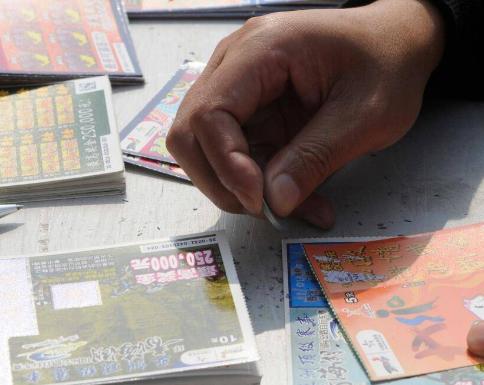 中彩票的钱要求打入什么银行卡 (中了3亿元的彩票如何分配到银行)