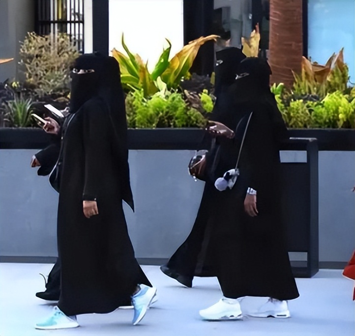 金晨被沈腾调侃,金晨穿衣吓坏沈腾