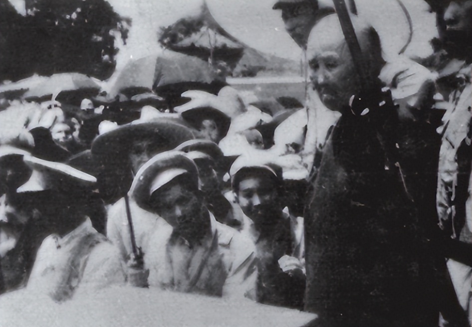 1950年周总理为双枪老太婆求情，毛主席：枪决，事后才知高明之处