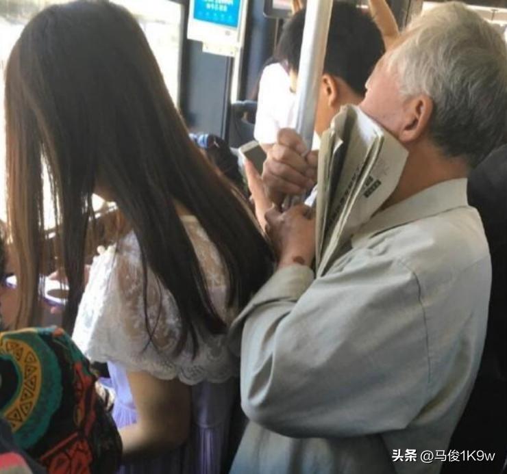 老人管不住自己的“鸟”?菜市场的不雅举动引众怒,骨子里的坏