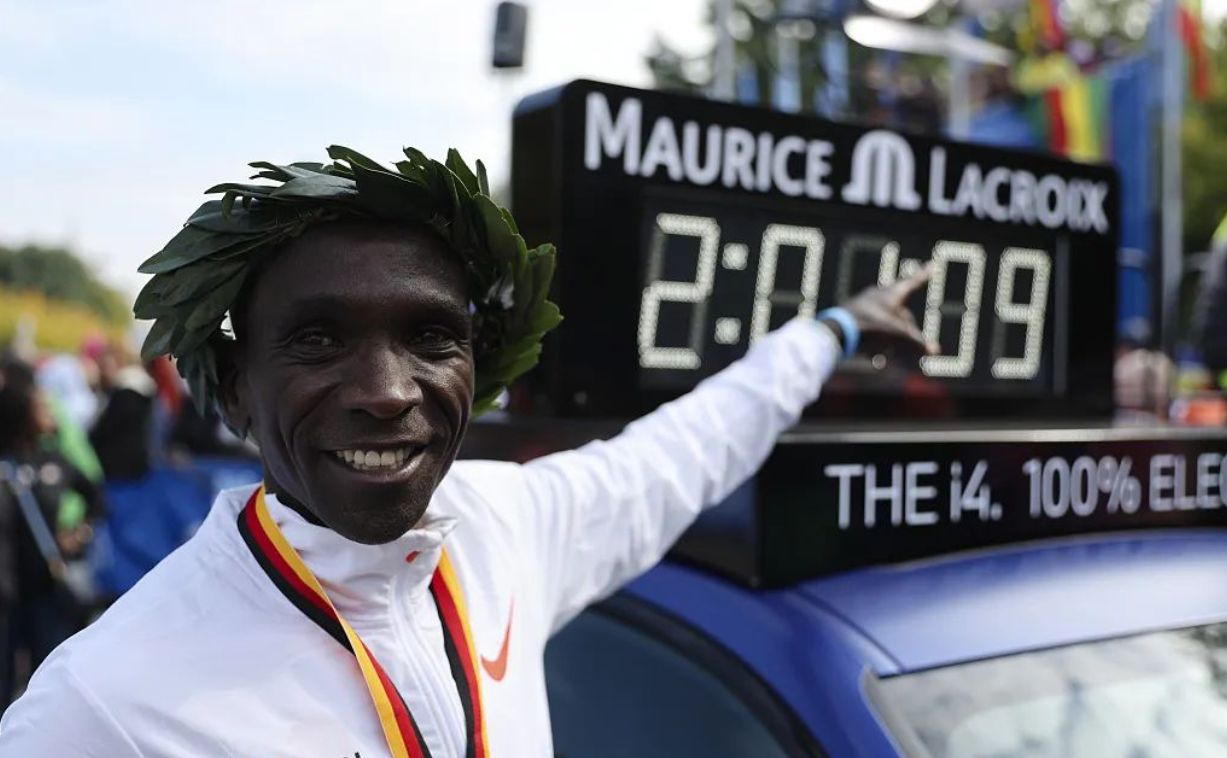 卡卡也成背景板，马拉松赛事为什么这么“热”