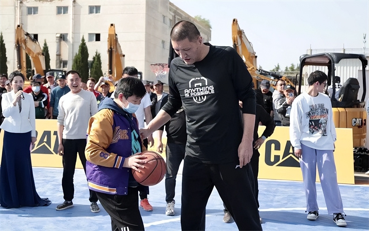 篮球巨星巴特尔：退役7年后，体形消瘦令人心疼，如今投身公益