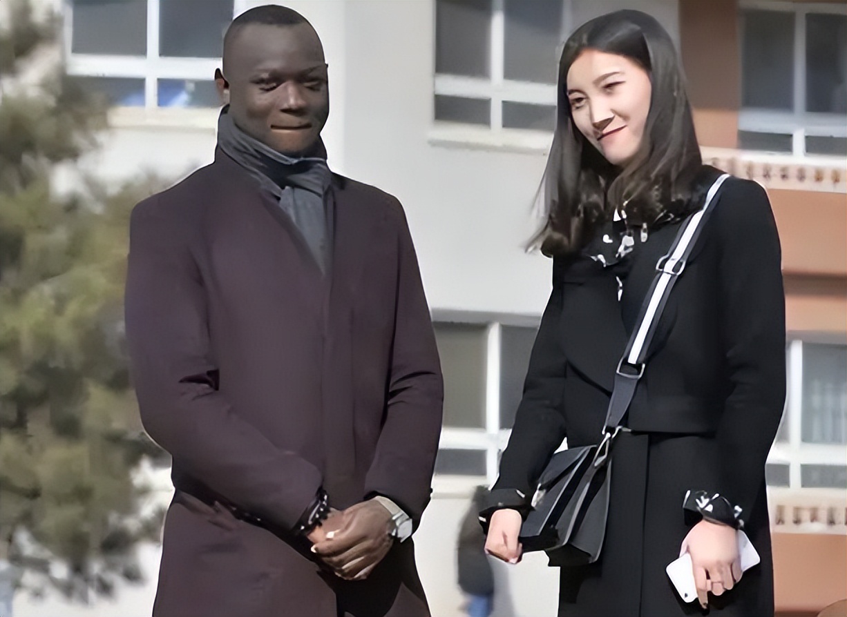 黑人拳王哥路沙：香港白富美为他生2娃，他却抛妻弃子回非洲老家