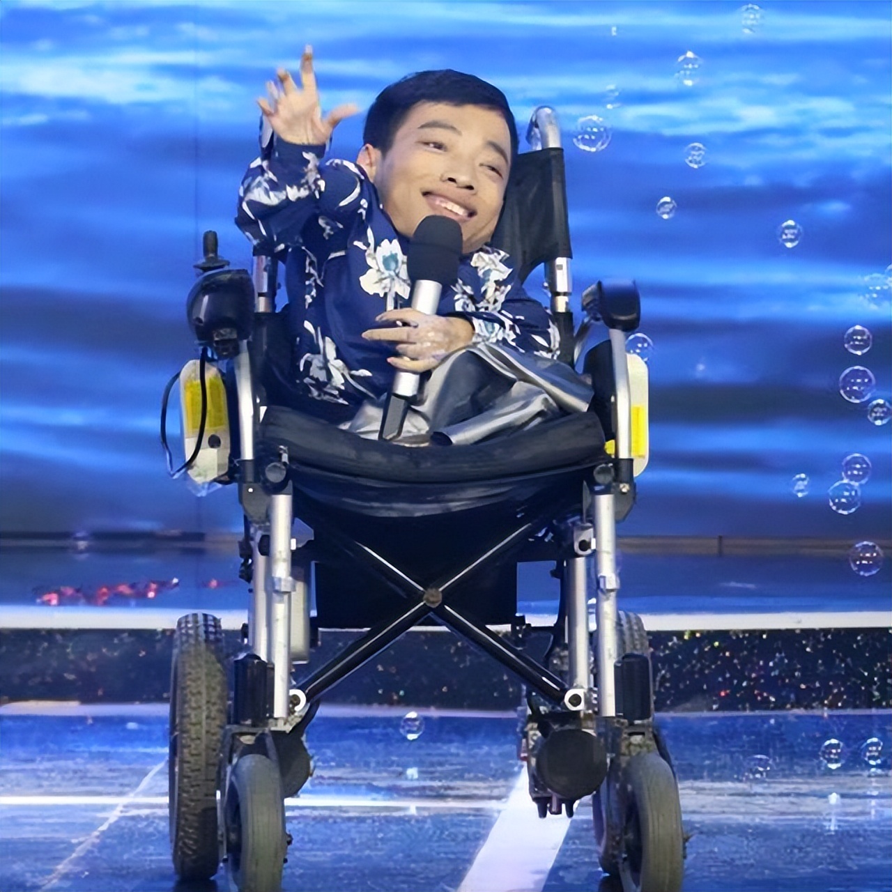 广东小伙李创利：身高80厘米，身价过亿娶美娇妻，如今怎么样了？